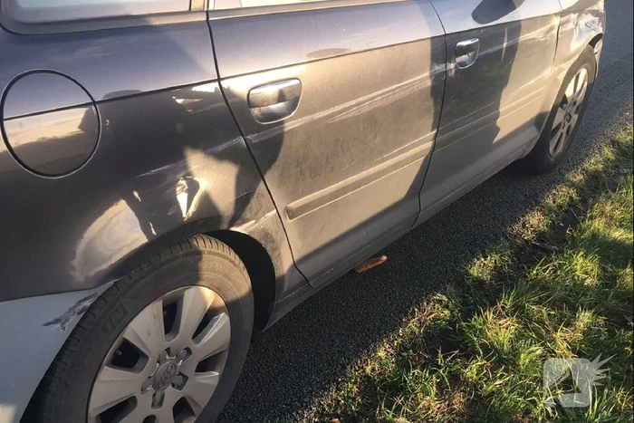 Vrachtwagen ramt personenauto bij wisselen rijstrook