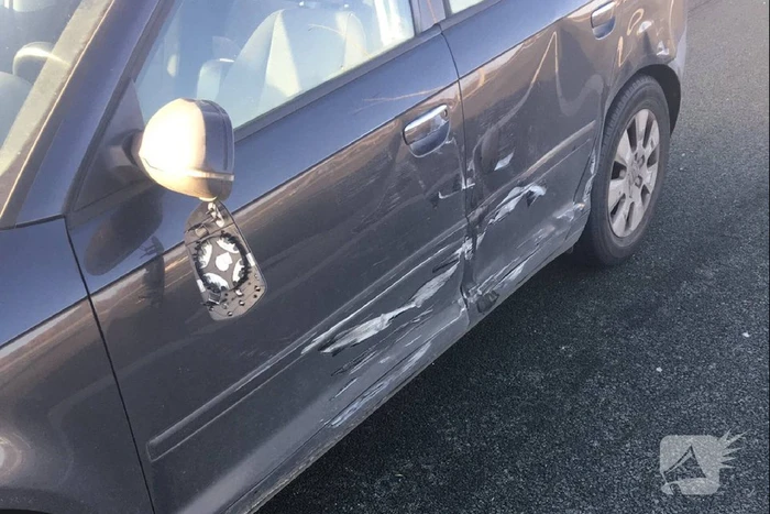 Vrachtwagen ramt personenauto bij wisselen rijstrook