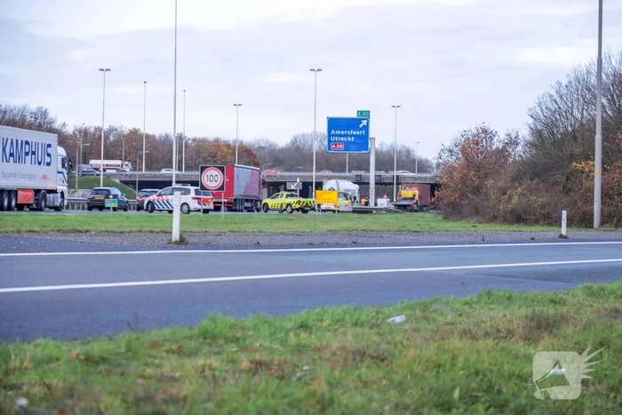 Auto botst achterop vrachtwagen