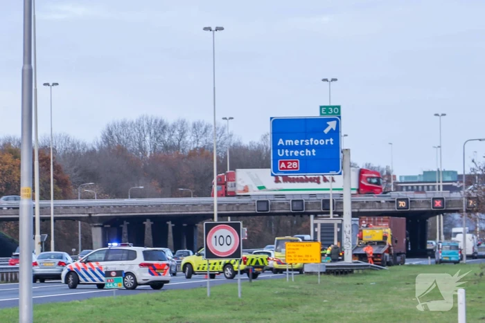 Auto botst achterop vrachtwagen