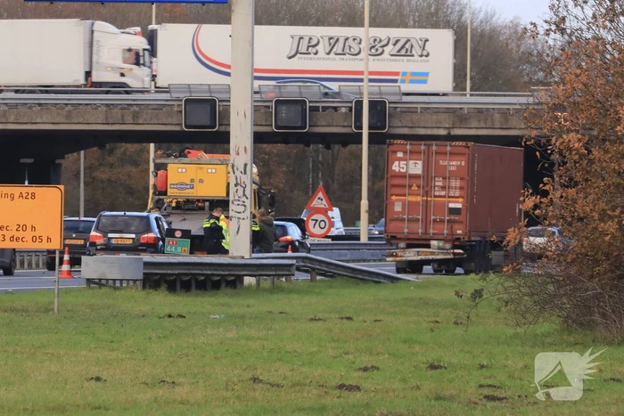Auto botst achterop vrachtwagen