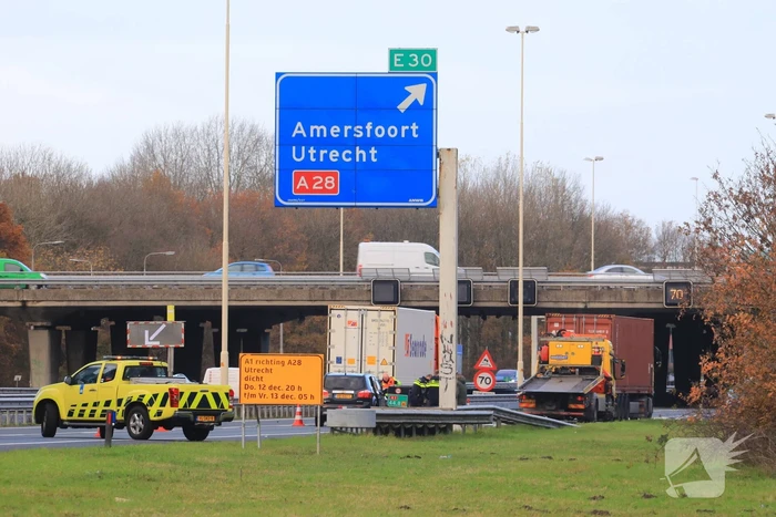 Auto botst achterop vrachtwagen