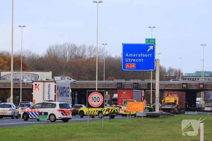 Auto botst achterop vrachtwagen