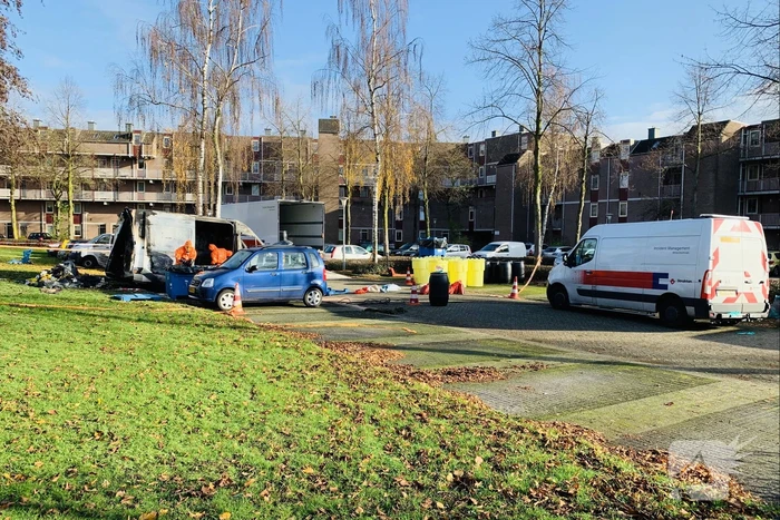 Bestelbus met drugsafval in vlammen opgegaan