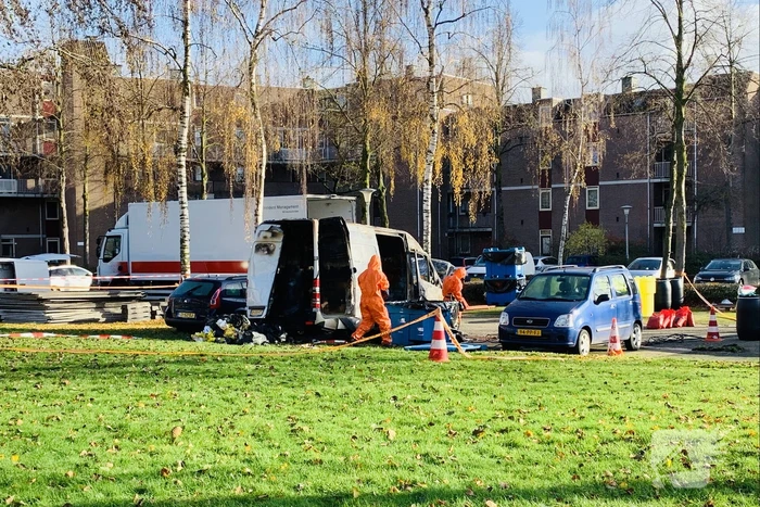Bestelbus met drugsafval in vlammen opgegaan