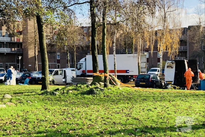 Bestelbus met drugsafval in vlammen opgegaan