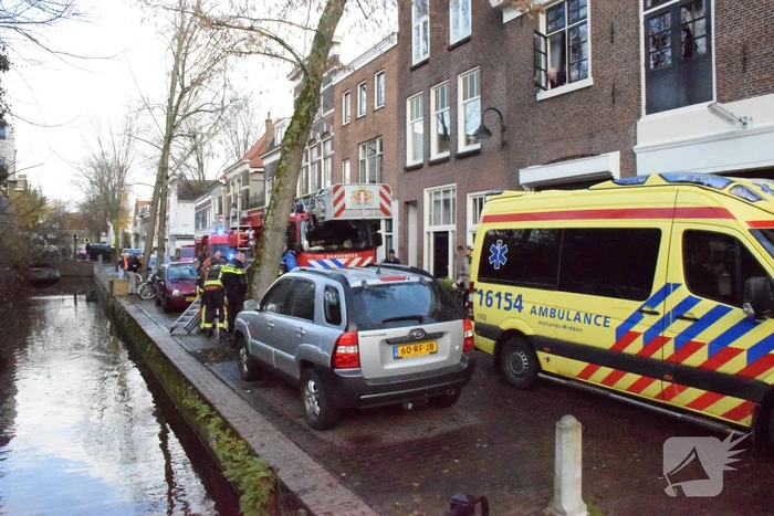 Brandweer redt persoon uit  het water