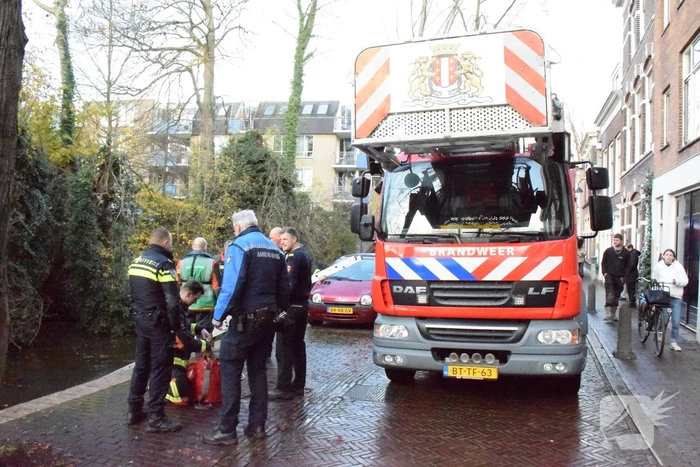 Brandweer redt persoon uit  het water