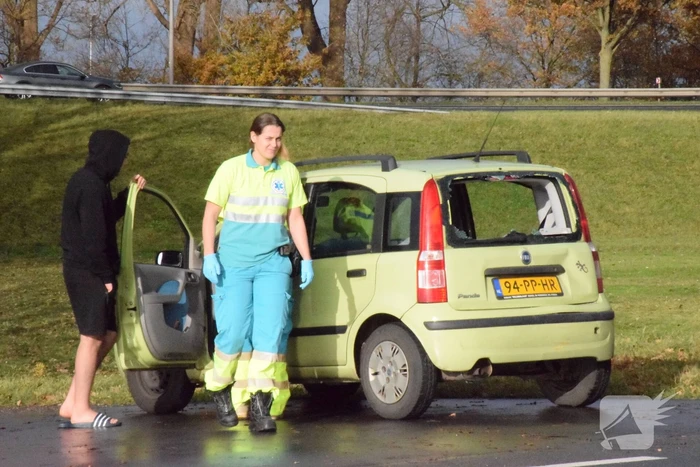 Vrachtwagen klapt achterop personenauto
