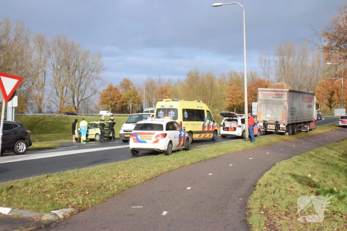 Vrachtwagen klapt achterop personenauto