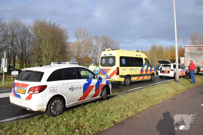 Vrachtwagen klapt achterop personenauto