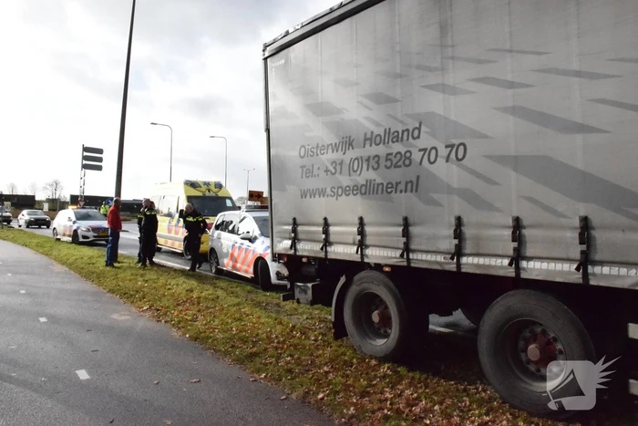 Vrachtwagen klapt achterop personenauto