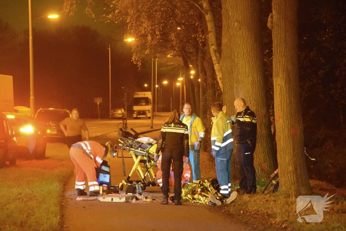 Persoon zwaargewond aangetroffen op fietspad