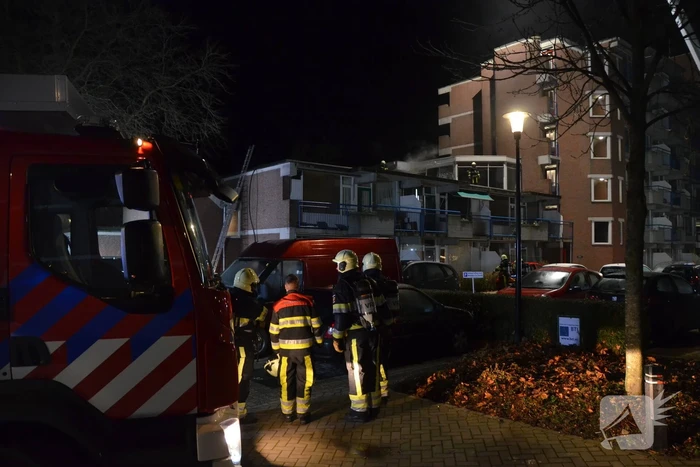 Brand op dak van wooncomplex