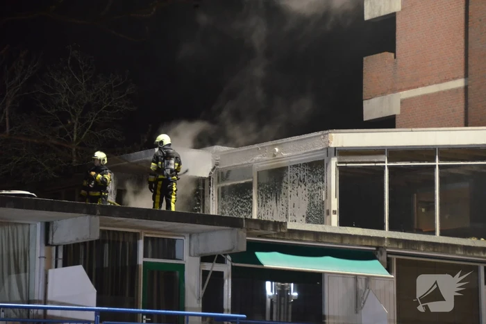Brand op dak van wooncomplex