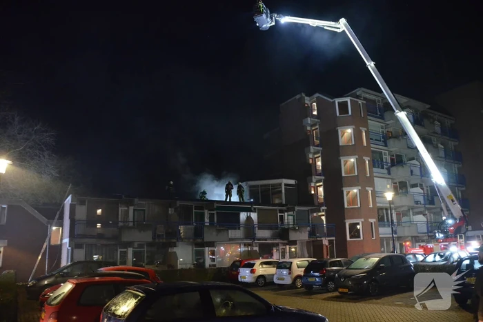 Brand op dak van wooncomplex