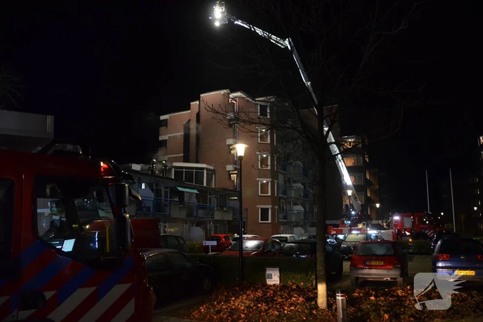 Brand op dak van wooncomplex