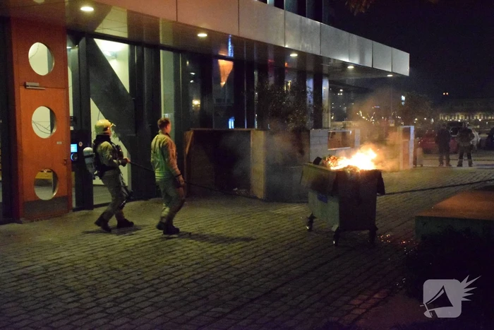 Vuilcontainer in brand bij restaurant