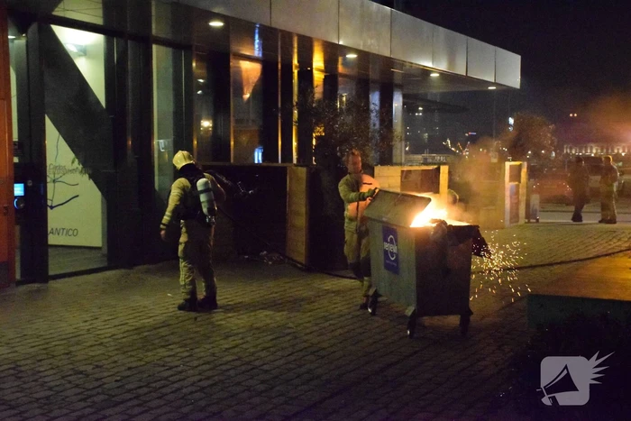 Vuilcontainer in brand bij restaurant