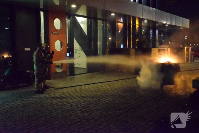 Vuilcontainer in brand bij restaurant