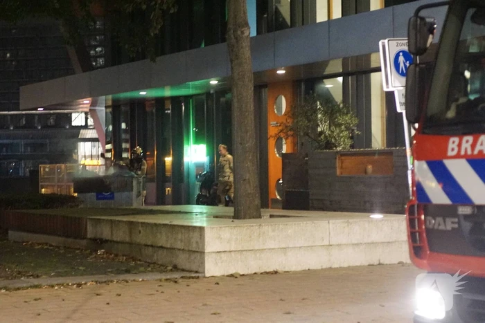 Vuilcontainer in brand bij restaurant