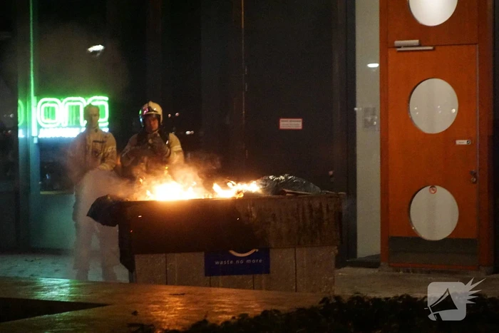 Vuilcontainer in brand bij restaurant