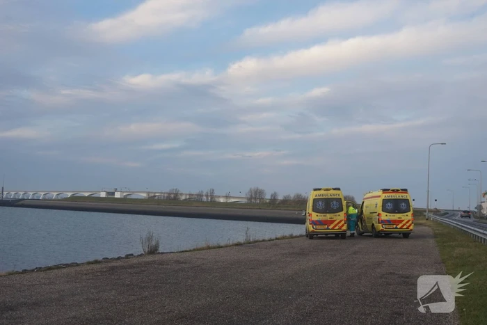 Grote zoekactie na persoon te water Zeelandbrug
