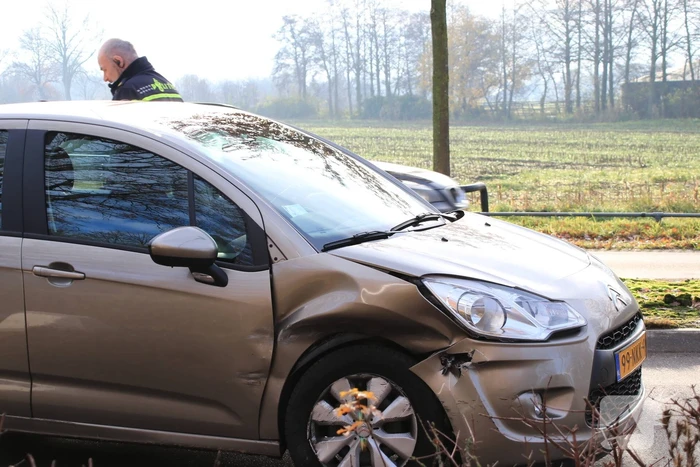 Twee auto's botsen op kruising