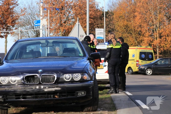 Twee auto's botsen op kruising