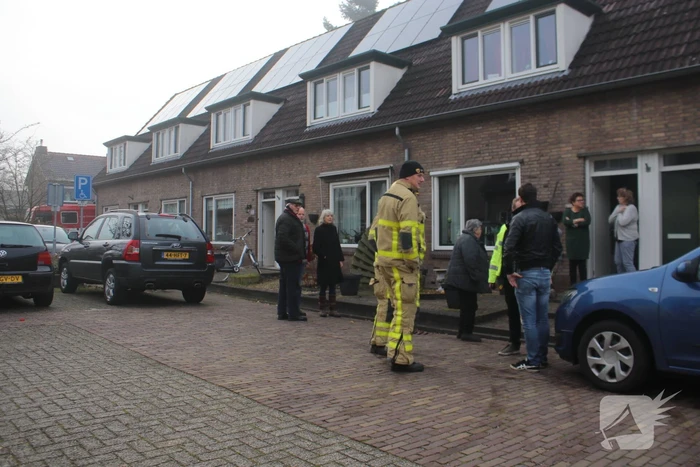 Brandweer blust brand in schuurtje