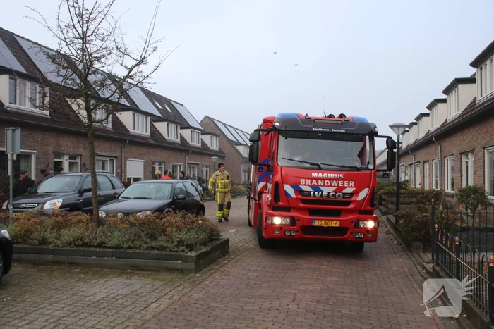 Brandweer blust brand in schuurtje
