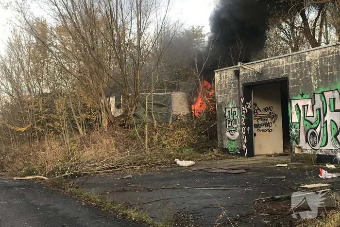 Flinke rookontwikkeling bij brand in oude vuurwerkbunker