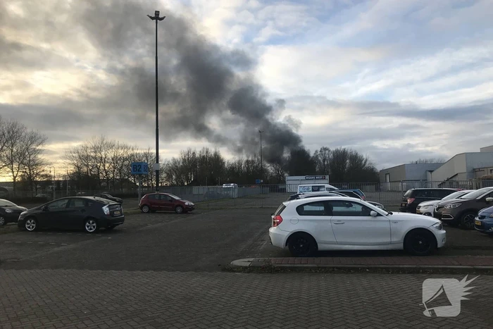 Flinke rookontwikkeling bij brand in oude vuurwerkbunker