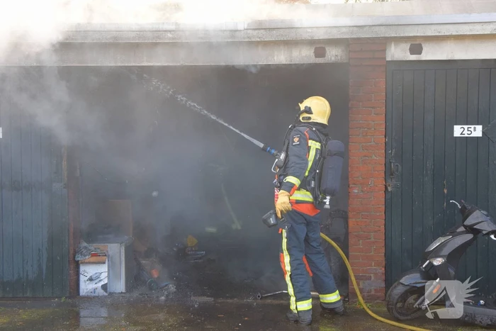 Uitslaande brand verwoest garage