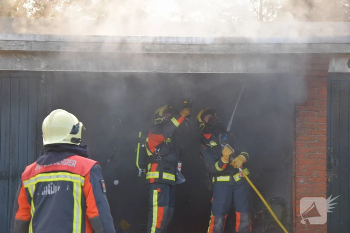 Uitslaande brand verwoest garage