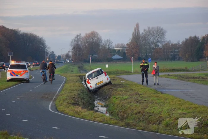 Automobiliste botst tegen elektriciteitskast en eindigd in sloot