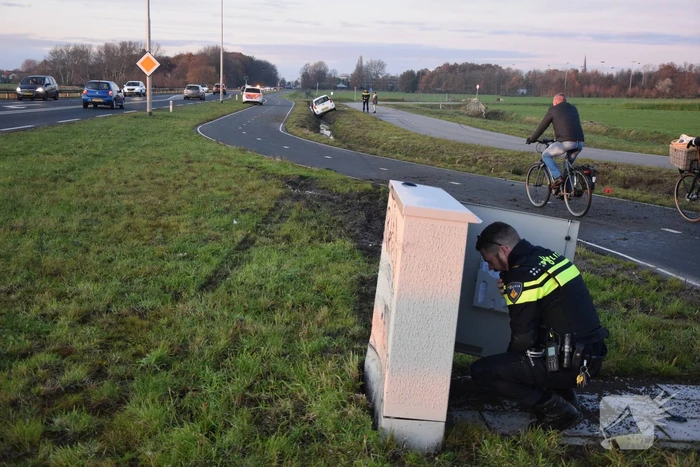 Automobiliste botst tegen elektriciteitskast en eindigd in sloot