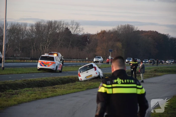 Automobiliste botst tegen elektriciteitskast en eindigd in sloot