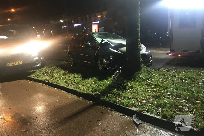 Auto botst frontaal op boom