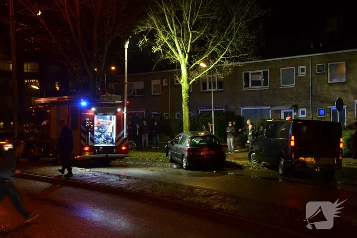 Auto botst frontaal op boom