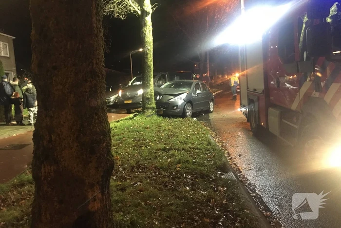 Auto botst frontaal op boom