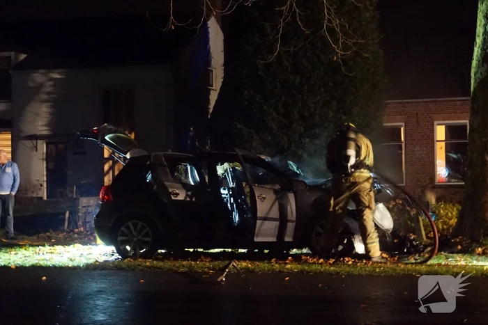 Auto in brand na crash tegen boom