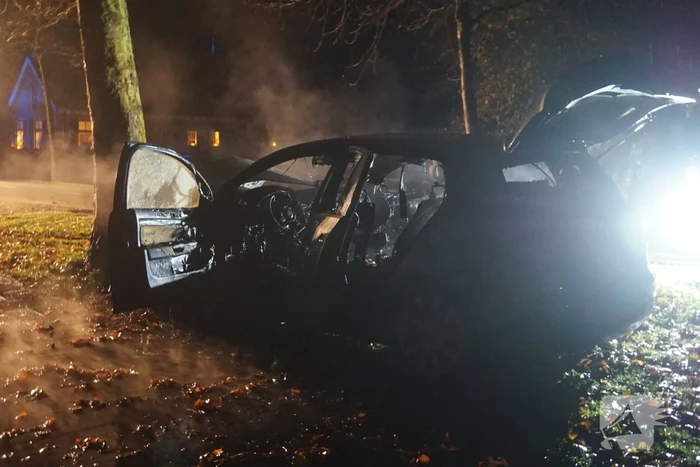 Auto in brand na crash tegen boom