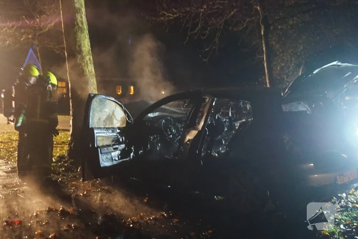 Auto in brand na crash tegen boom