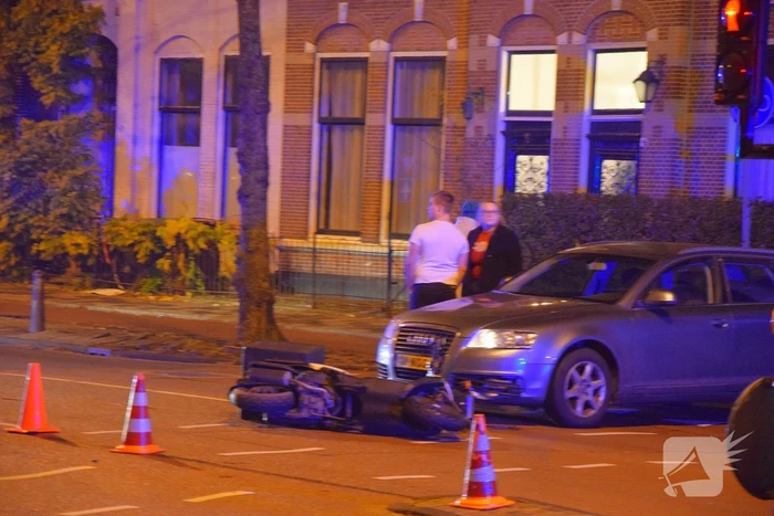 Maaltijdbezorger aangereden door auto