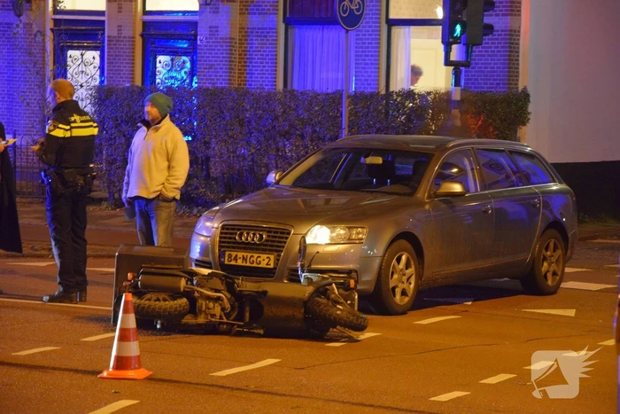 Maaltijdbezorger aangereden door auto