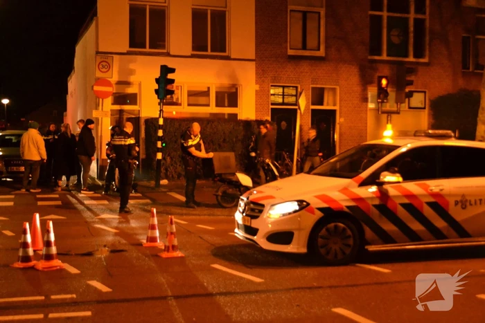 Maaltijdbezorger aangereden door auto