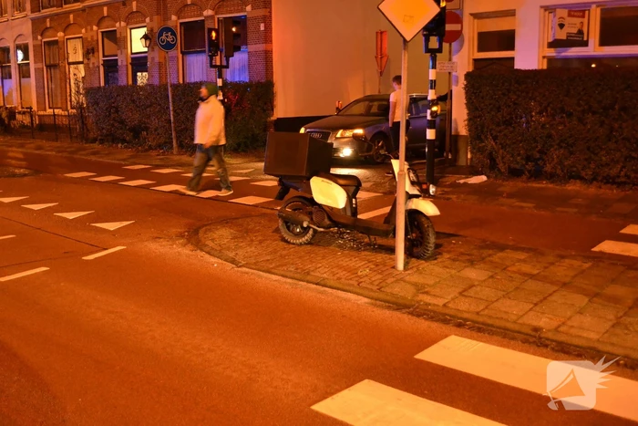 Maaltijdbezorger aangereden door auto