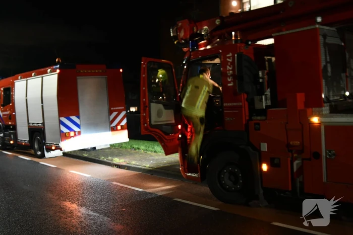 Verwarde man zit op schoorsteen