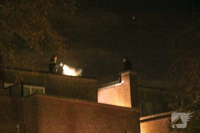 Verwarde man zit op schoorsteen
